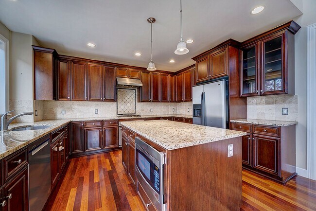 Building Photo - Beautiful Custom Craftsman style home in K...