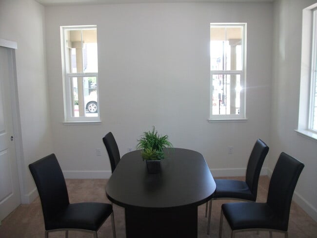 Building Photo - New Townhouse 3 bed 3.5 bath In South San ...