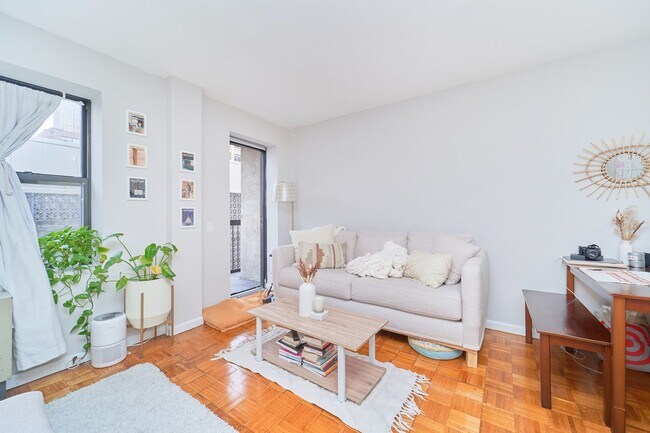 Foto del edificio - JUST LISTED HUGE STUDIO W/ PRIVATE BALCONY IN HELL’S KITCHEN