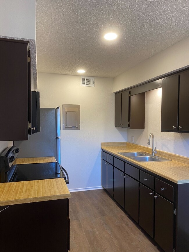 Building Photo - Trinity Oaks Apartments