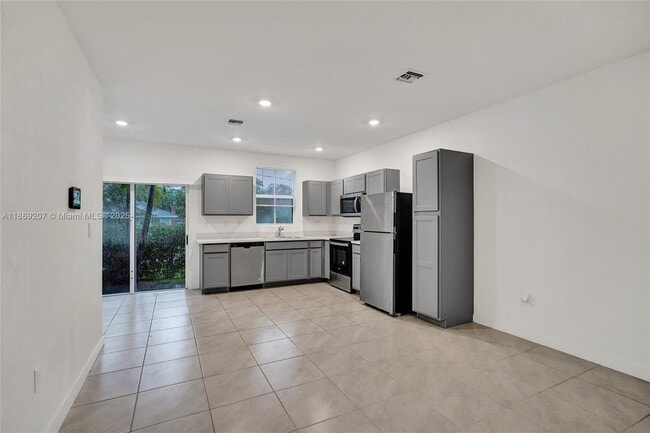Foto del edificio - 376 NW 8th Ct