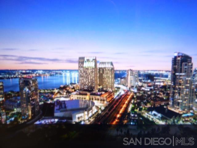 Foto del edificio - 100 W Harbor Dr
