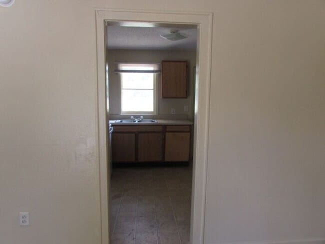 Building Photo - Centrally Located!