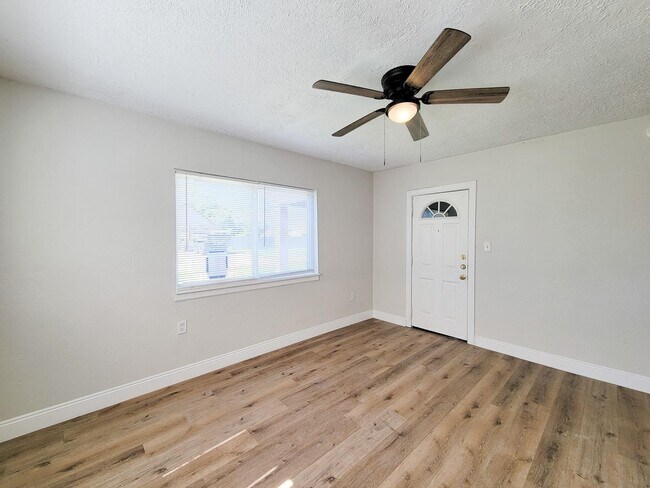 Foto del edificio - 711 Ave A Ave