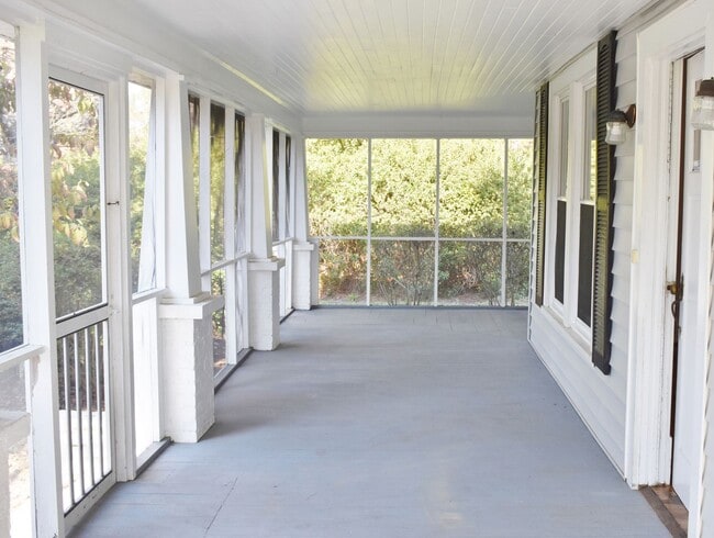 Building Photo - SHOWINGS UNAVAILABLE UNTIL MAY 1 2026