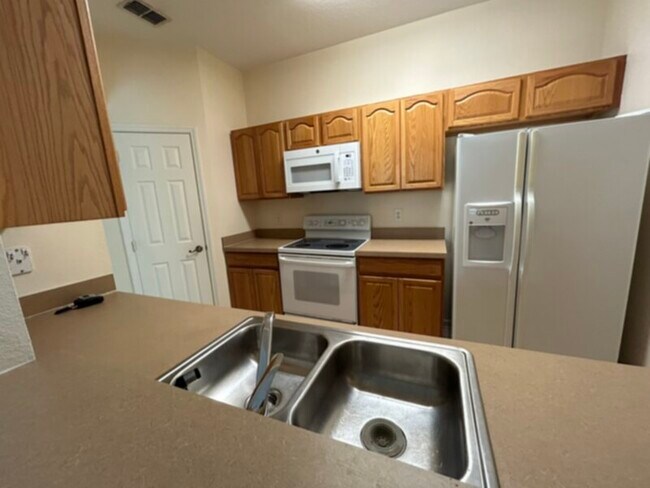 Building Photo - 2 bedroom condo in Gated Community with co...