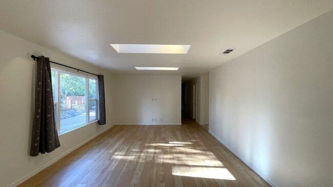 Building Photo - Concord Beautiful 4 bedroom 2 bathroom hom...