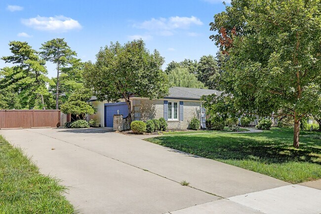 Foto del edificio - Prairie Village Ranch with Renovated Pool & Finished Basement