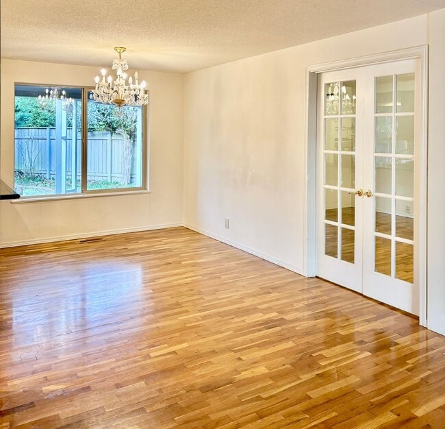 Building Photo - 3 Bed / 2.5 Bath Bellevue rambler $3,895/month