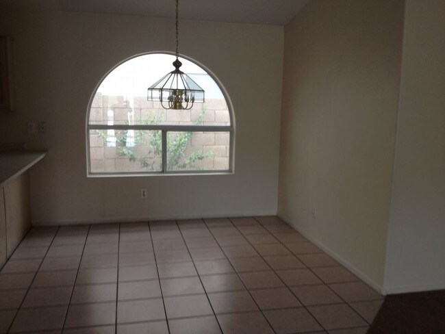 Foto del edificio - 12641 W Windsor Ave