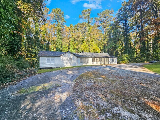 Building Photo - Charming 4-Bedroom, 3-Bath Ranch on Spacious Lot in Prime Atlanta Location