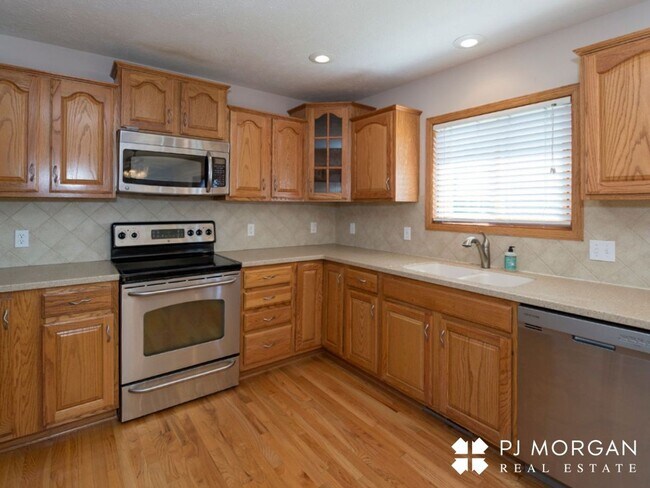 Building Photo - Beautiful, 5 Bedroom, 4 Bathroom Bellevue ...