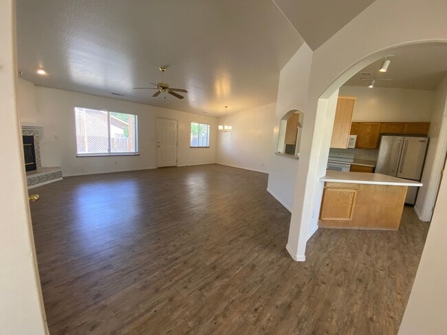 Building Photo - 2045 Sequoia Dr