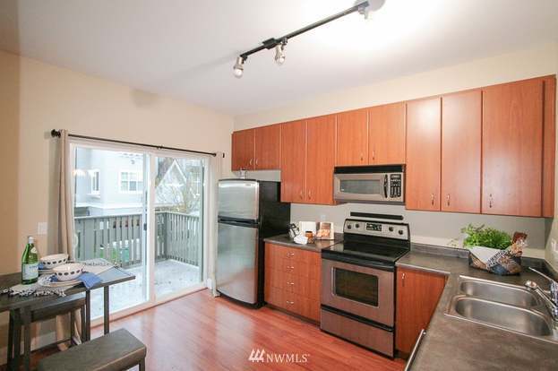 Kitchen & balcony - 22549 NE Alder Crest Ln