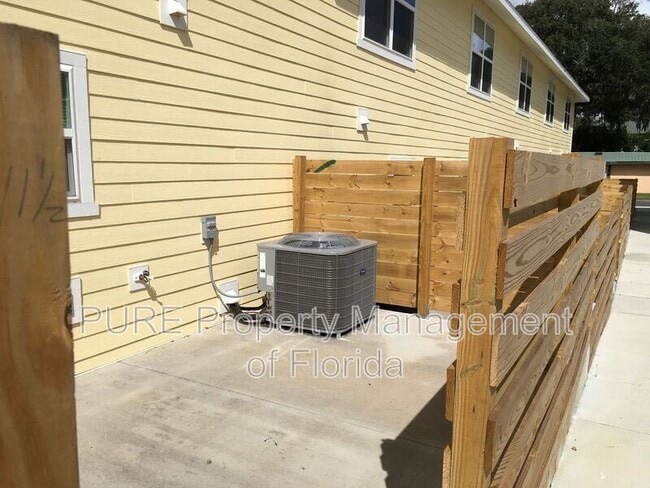 Building Photo - 339 NE Sanchez Ave