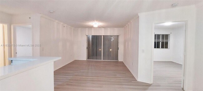 Foto del edificio - 2433 Centergate Dr