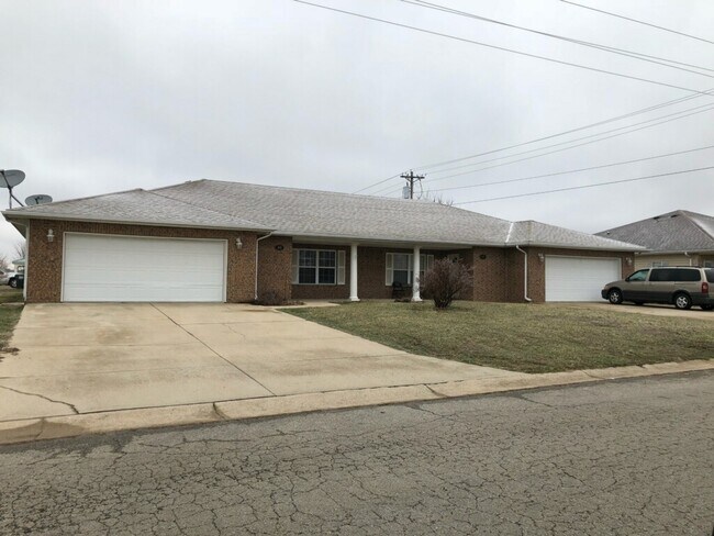 Foto del edificio - 3 BEDROOM 2 BATHROOM DUPLEX FOR RENT