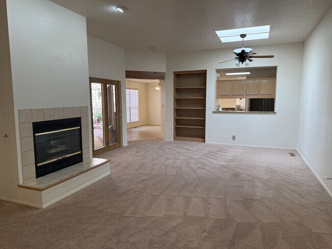 Foto del edificio - Desirable 3 Bed 2 Bath 2 Car Garage
