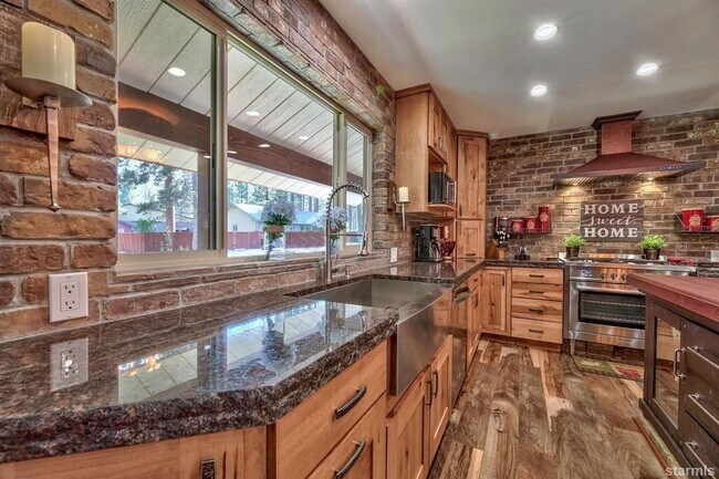 Foto del edificio - Beautiful 4Bd home with a hot tub avail. f...