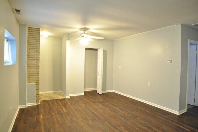 Building Photo - Avers