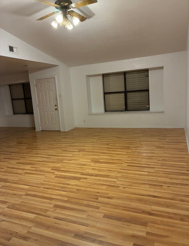 Foto del edificio - 6801 Roseland Dr