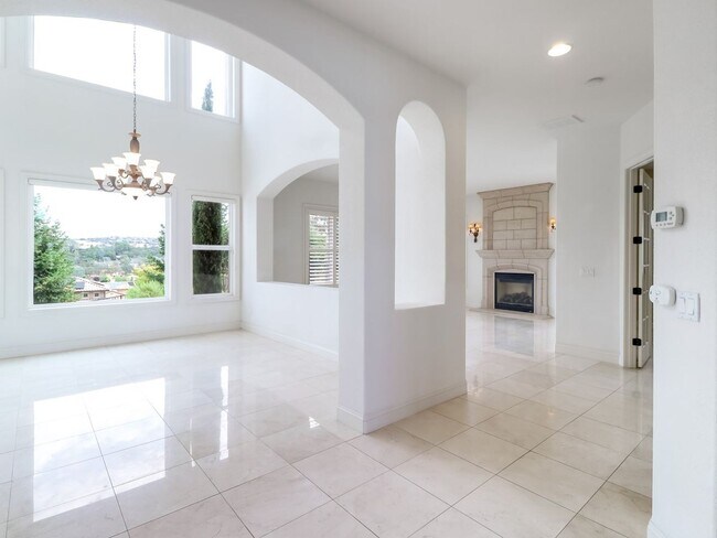 Building Photo - Beautiful custom home in The Promontory in...