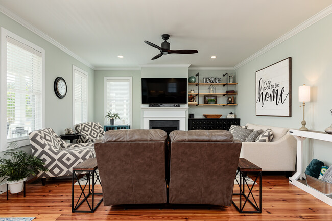 Living Room - 150 Manning Sq