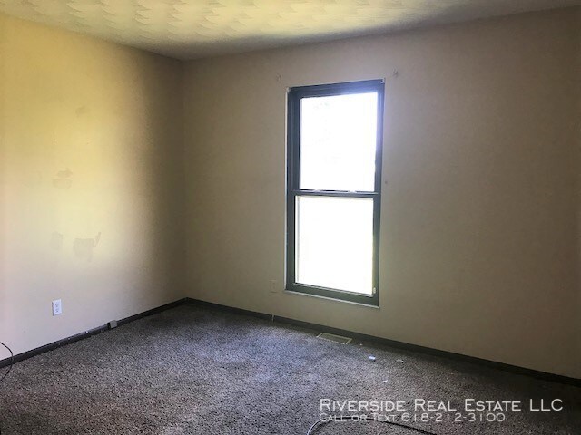 Building Photo - 3 bedroom house with Attached 1 car garage!