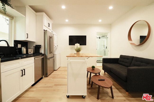 Foto del edificio - 9040 Phyllis Ave