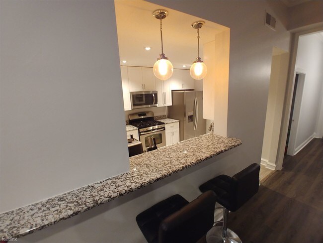 Building Photo - 347 W Dickens Ave