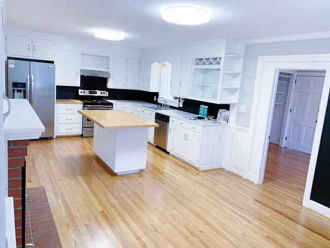 Building Photo - Beautiful 4 Bedroom 2 Bathroom home in the...