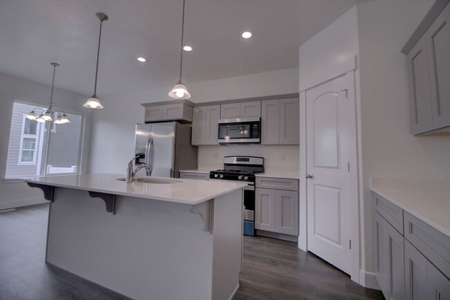 Foto del edificio - HOLIDAY MOVE-IN SPECIAL - 4 Bedroom 2.5 Bathroom Townhouse in Lehi!