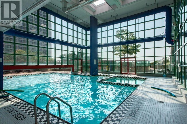 Photo du bâtiment - 77 Harbour Square