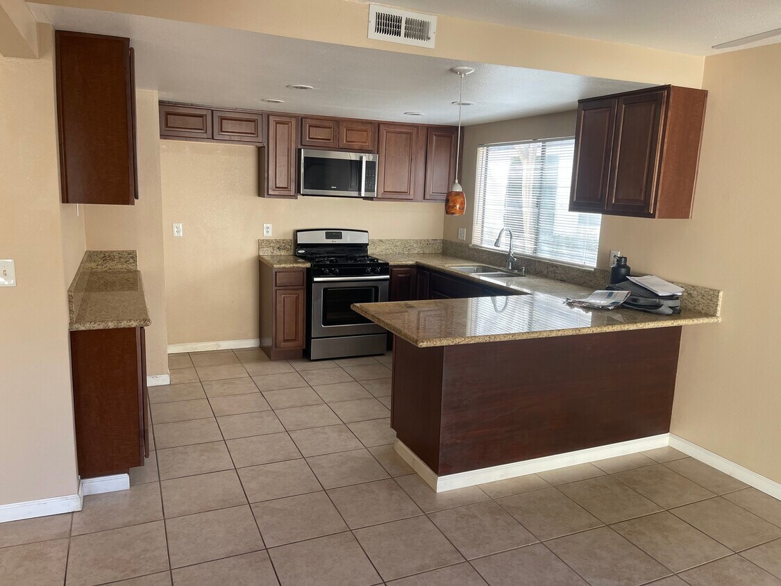 1025 Highland Ave Unit 8, Duarte, CA 91010 Condo for Rent in Duarte