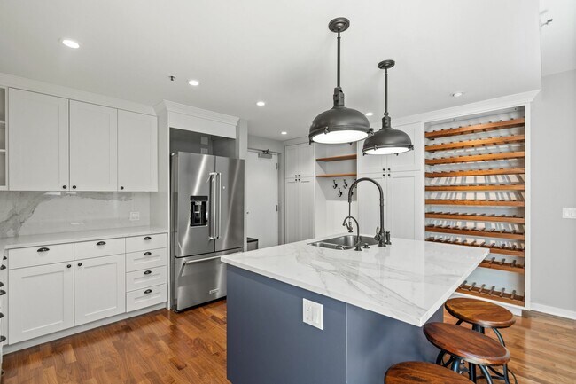 Building Photo - 555 4th St