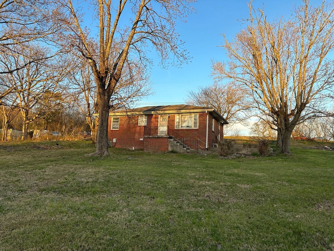 Primary Photo - For Lease - 2 Bed, 1 Bath, 1100 sqft, Wate...