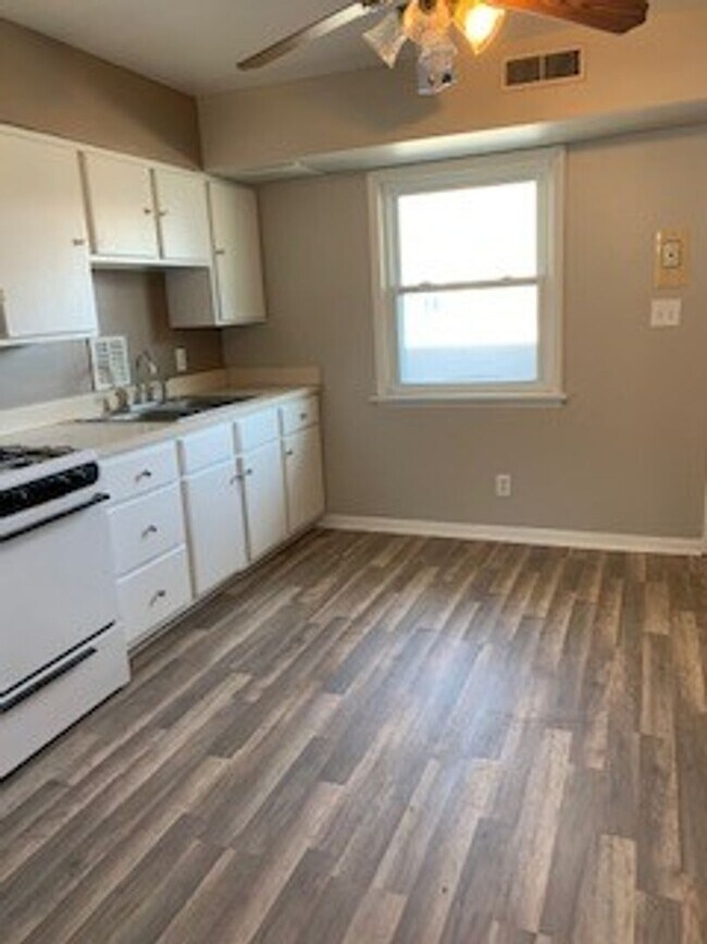 Building Photo - 2 bedroom 1.5 bath bi-level unit