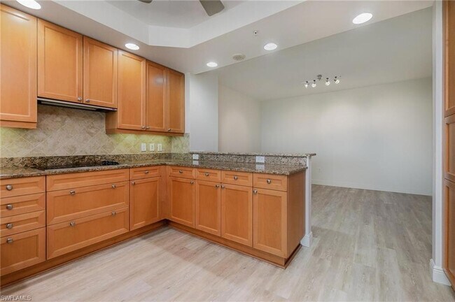 Foto del edificio - 455 Cove Tower Dr