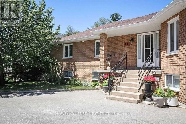 Building Photo - 11 Twin Pines Dr