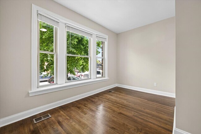 Foto del edificio - 2405 W McLean Ave