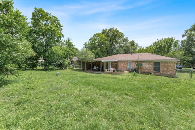 Building Photo - August 2025 Pre-Lease! Beautiful 3 Bed, 2 ...