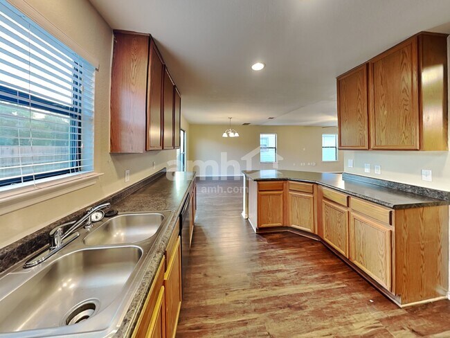 Foto del edificio - 6817 Walkup Ln