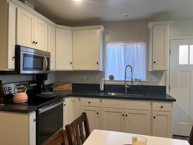 Foto del edificio - 1174 Ella St