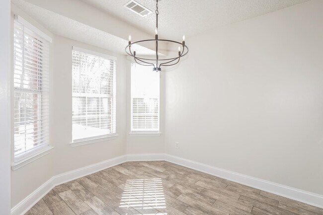 Foto del edificio - 1080 Cross Wood Ln