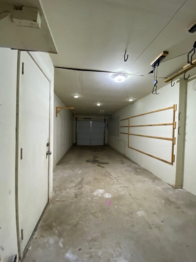 Garaje, conexiones para lavadora/secadora y espacio de almacenamiento. - 4502 Brown Bark Pl