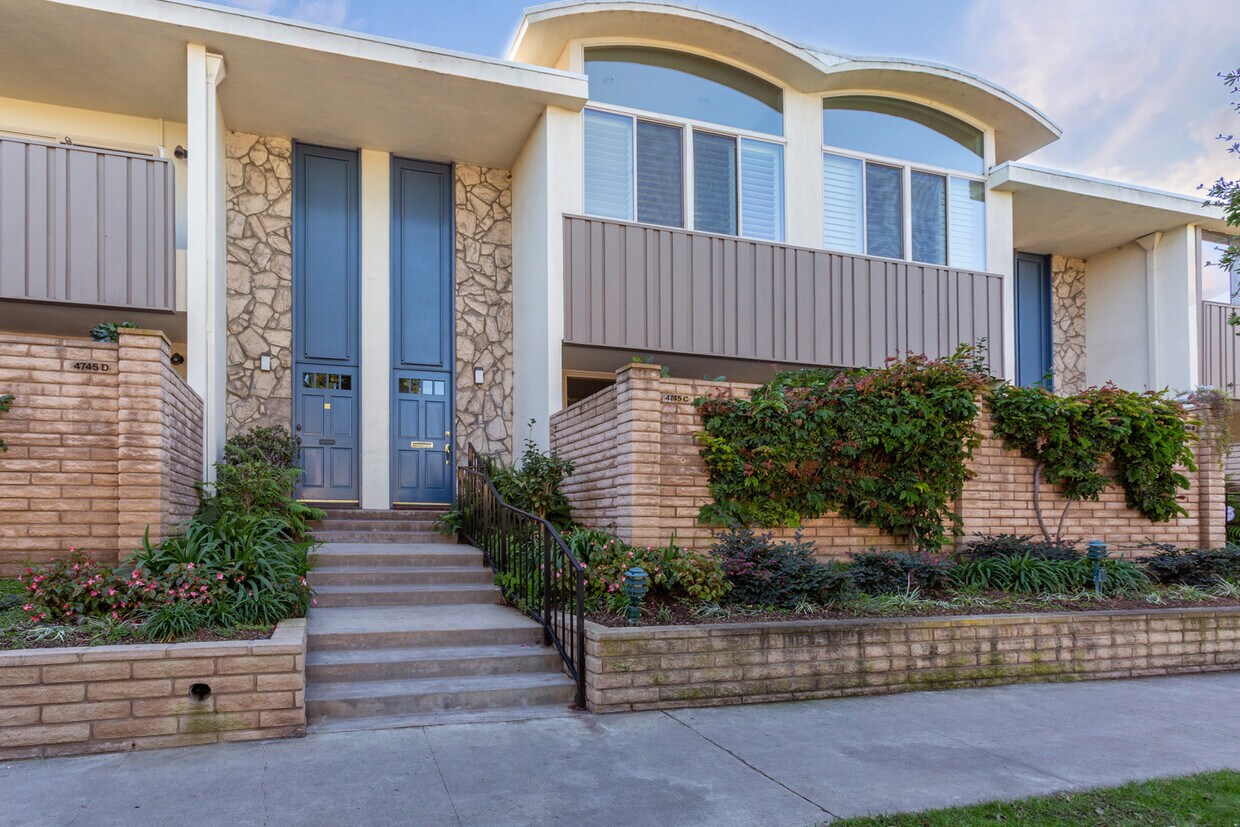 Private street entry - 4745 La Villa Marina