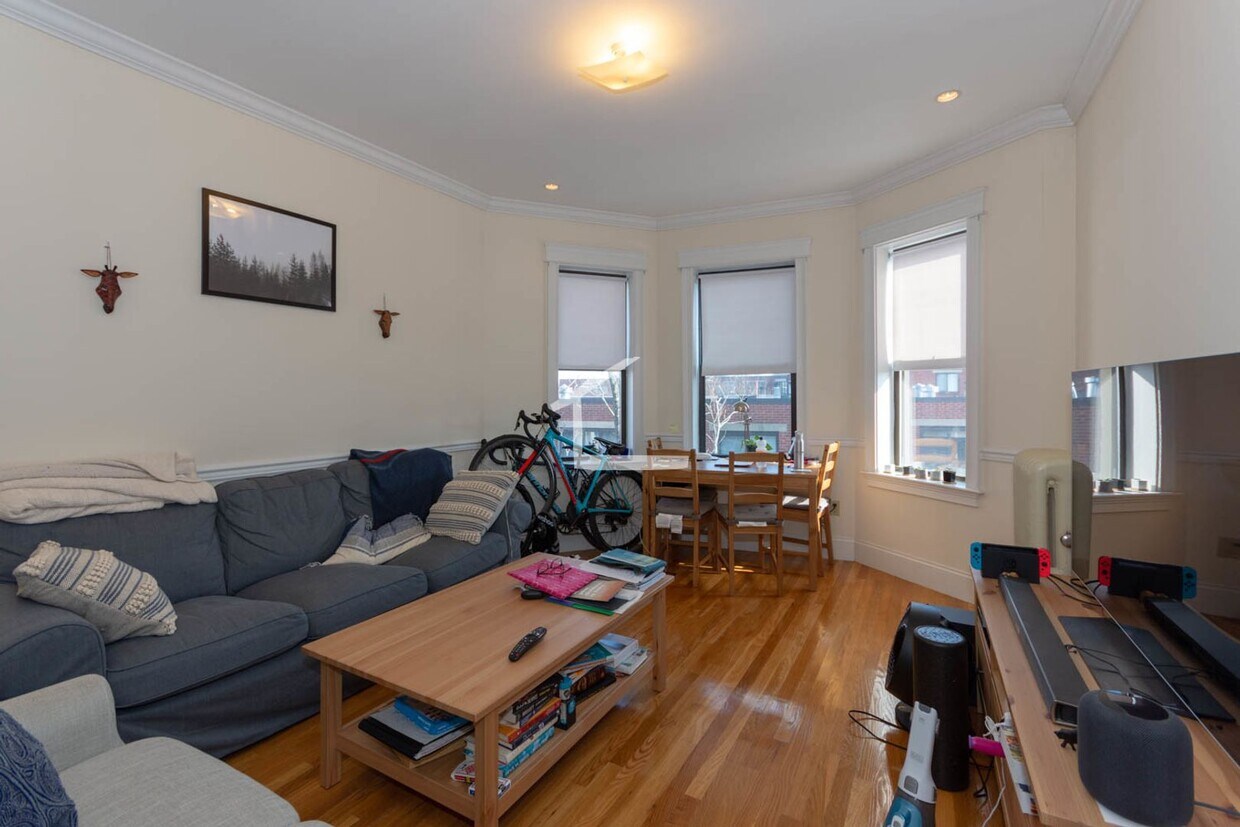 Primary Photo - 9/1 Sunny upper floor 2BR with heat included!