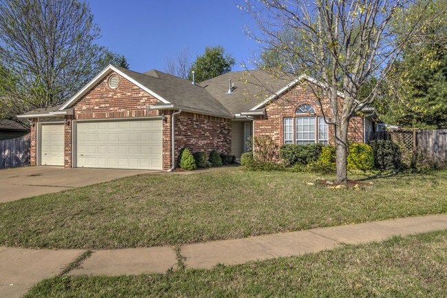 Building Photo - 4 Bedroom with 3 Car Garage in Broken Arrow.