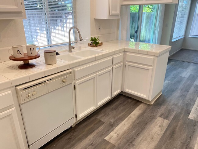 Building Photo - Advent - Beautiful & Bright Updated Home W...