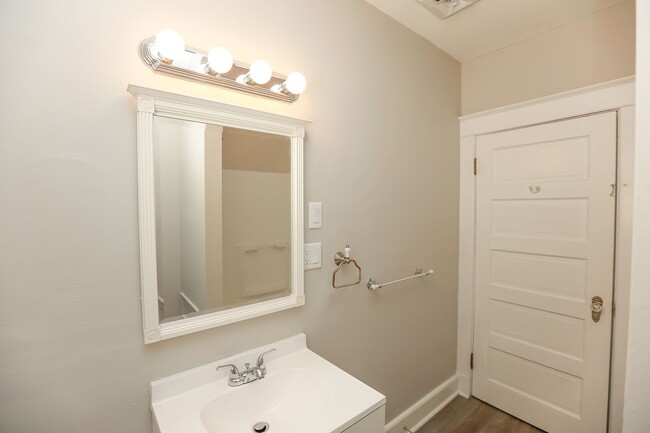 Building Photo - Spacious apartment for rent in Portsmouth!